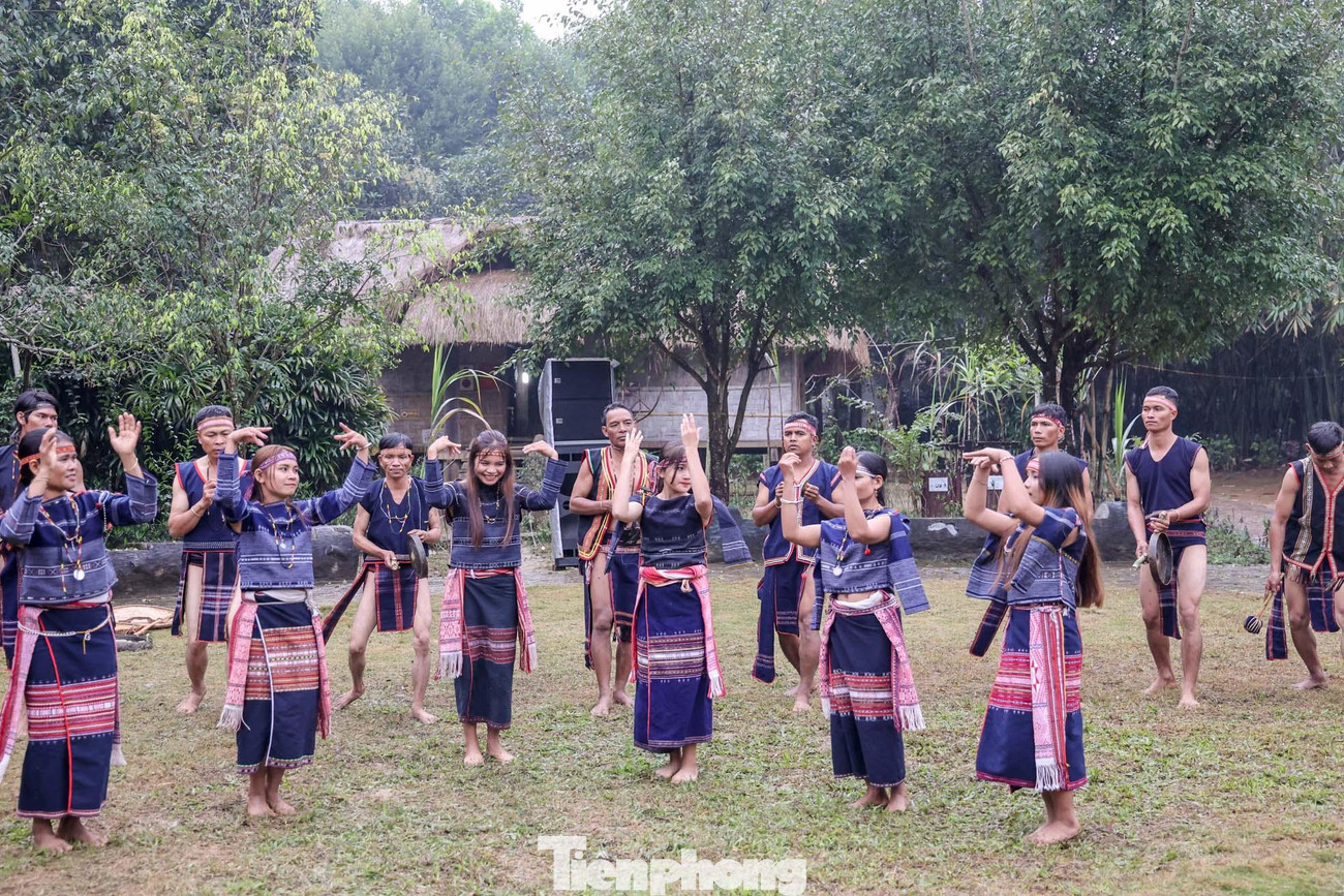 Mọi người ăn uống, chuyện trò vui vẻ và hát múa chúc mừng cho đôi tân lang, tân nương sống hạnh phúc trọn đời.