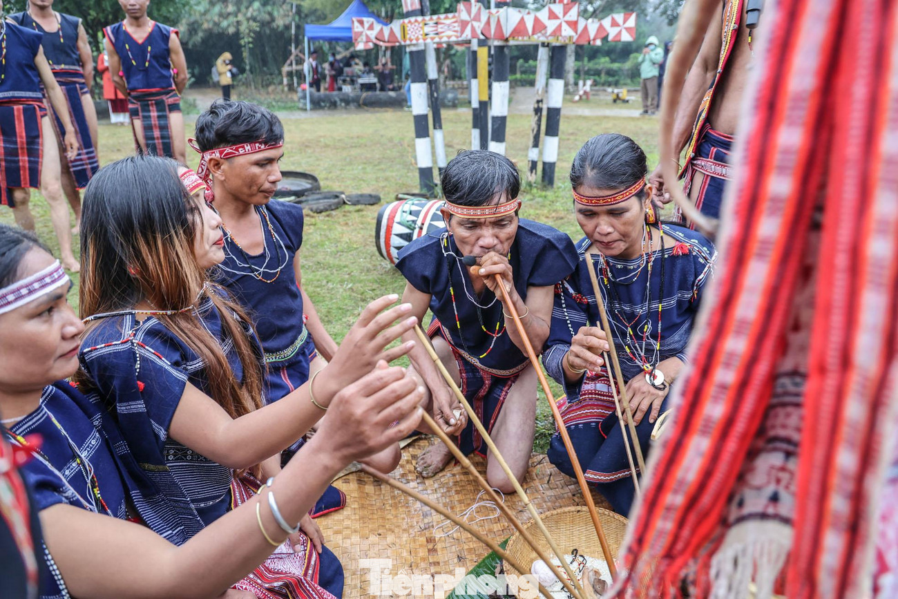 Già làng mời cùng uống rượu cần và chia vui cùng gia đình.
