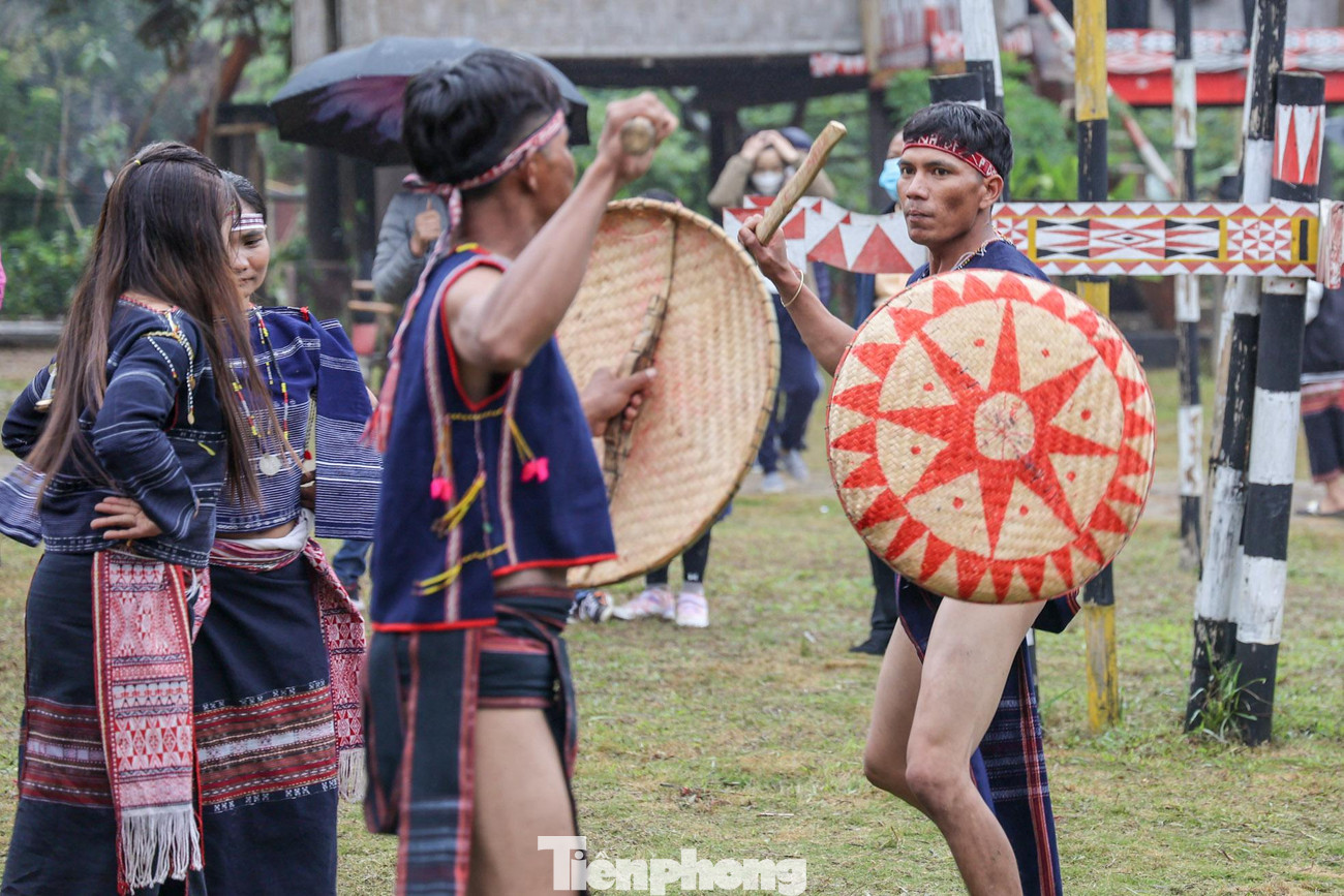 Tiêu chuẩn lựa chọn bạn đời của người Ba Na chưa hẳn là sắc đẹp, cũng không phải là giàu nghèo hay môn đăng hộ đối mà phẩm chất không thể thiếu được của người vùng cao, đó là trung thực, khỏe mạnh, giỏi làm rẫy; trai có tài săn bắn, lấy củi, gái thạo đan lát, dệt vải.