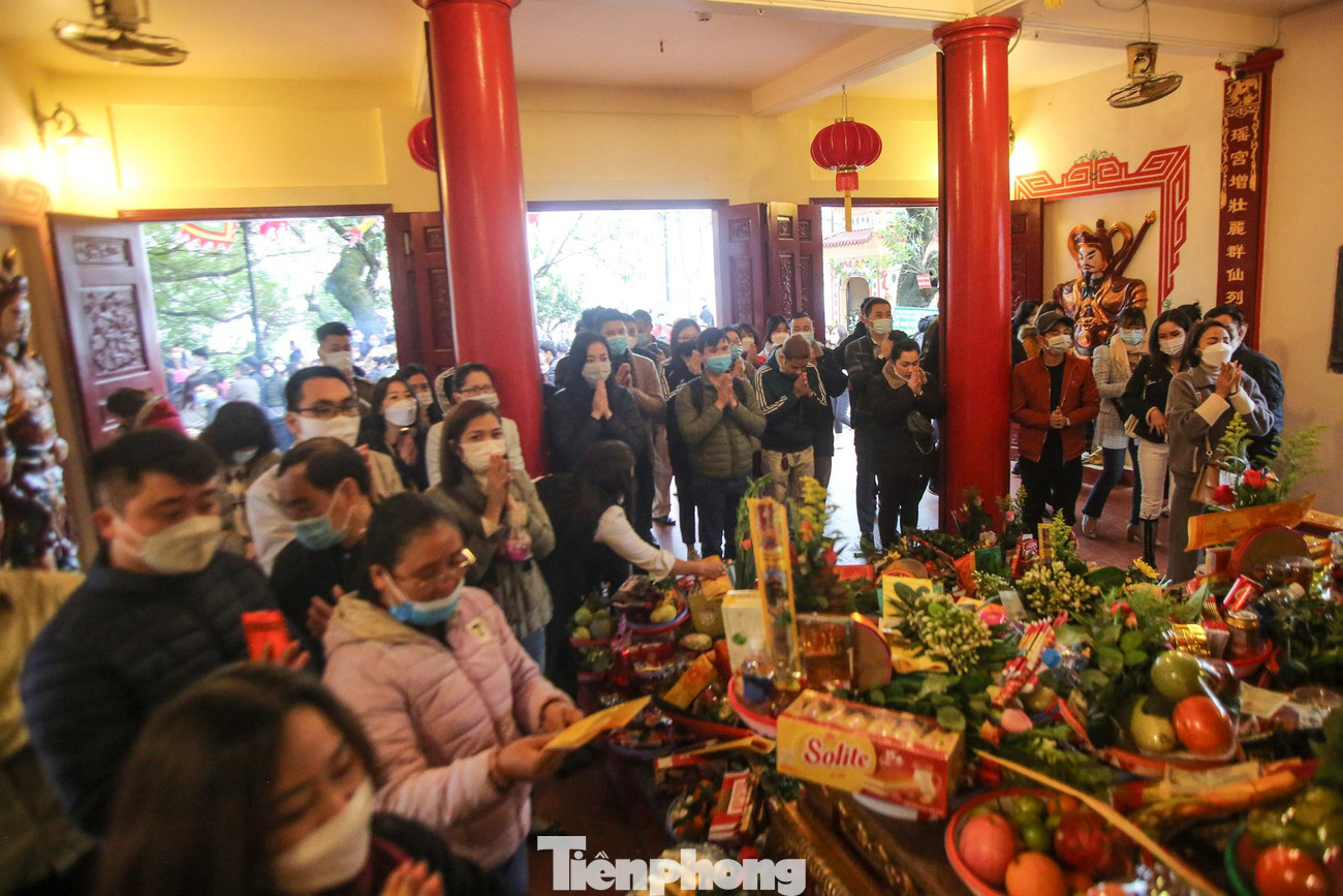 Không gian trong gian chính điện thờ Tam phủ công đồng Phủ Tây Hồ ngột ngạt vì người tới lễ.