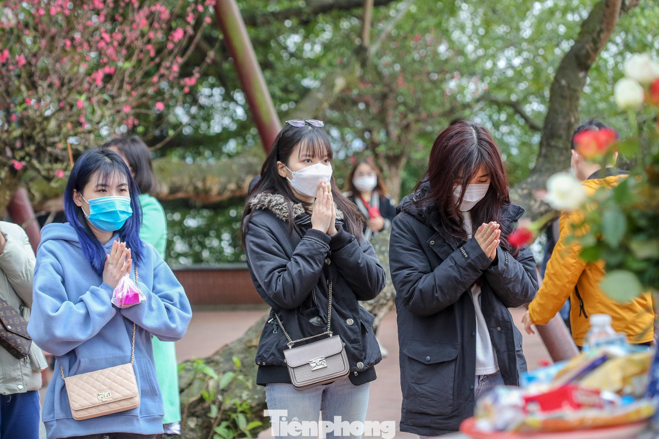 Về chiều, lượng người giảm bớt, phủ Tây Hồ thông thoáng hơn.