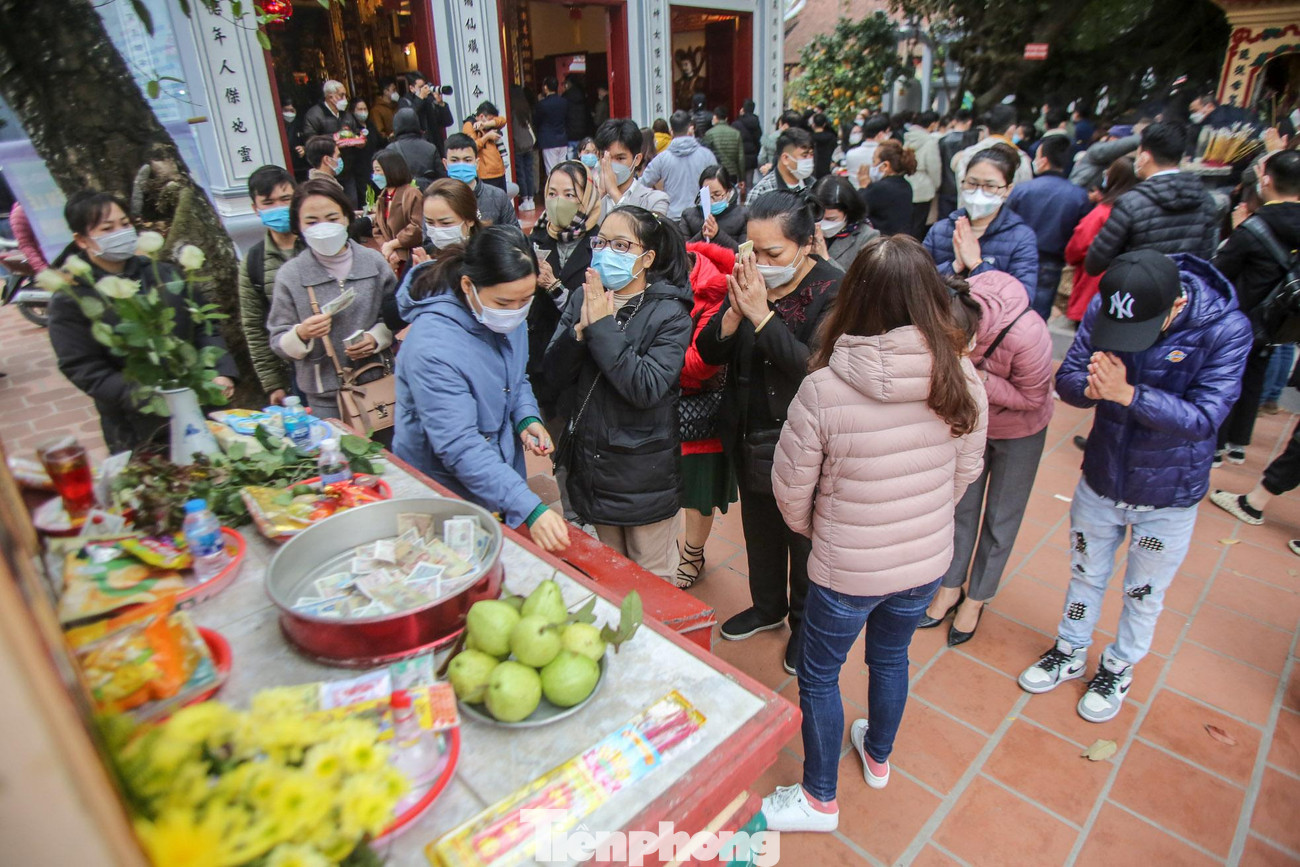 Các khu vực xung quanh phủ đông người đến cúng bái, hành lễ.
