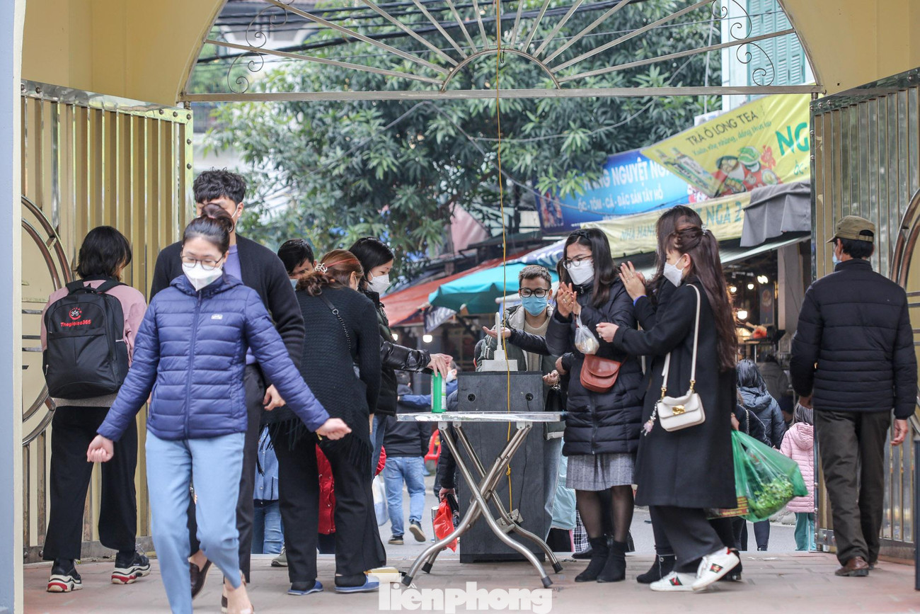 Du khách vào phủ tự đo thân nhiệt, sát khuẩn ngay ngoài cổng.