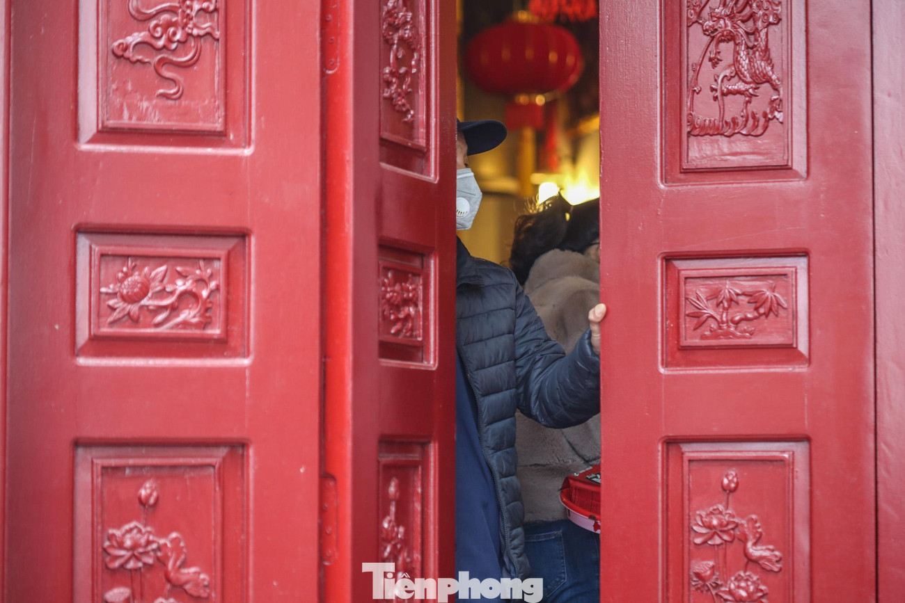 Lượng khách quá đông nên không đảm bảo quy tắc 5K phòng chống COVID-19.