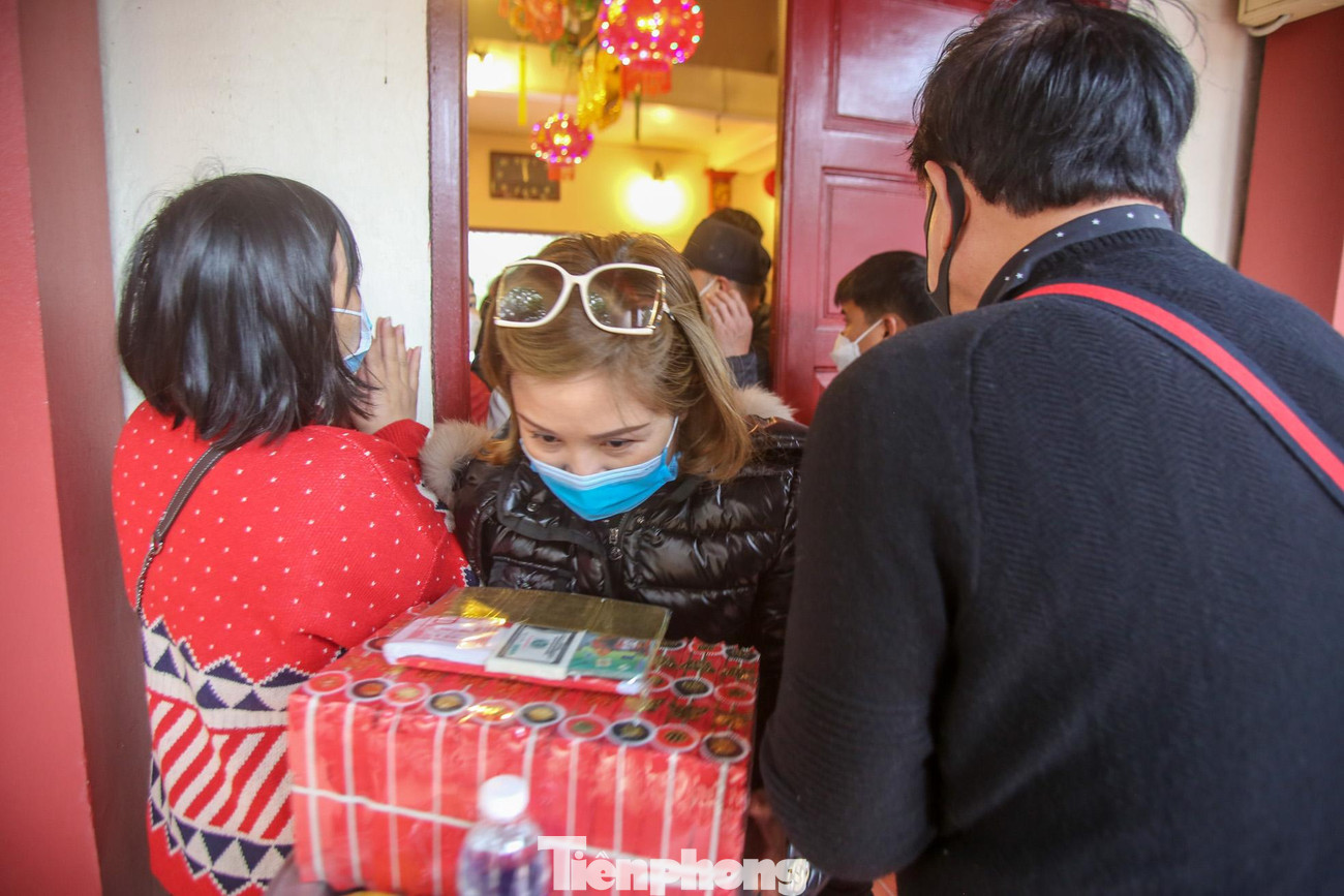 Do lượng người quá đông, khó kiểm soát, lực lượng chức năng ra thông báo, tiến hành tạm thời đóng cửa phủ Tây Hồ.