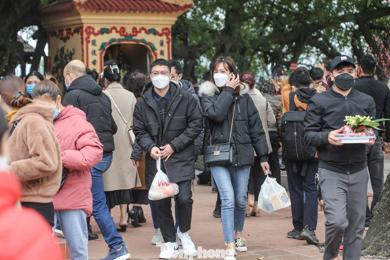 Lượng người đến đây quá đông khiến bên trong sân có ít khoảng trống để "thở".