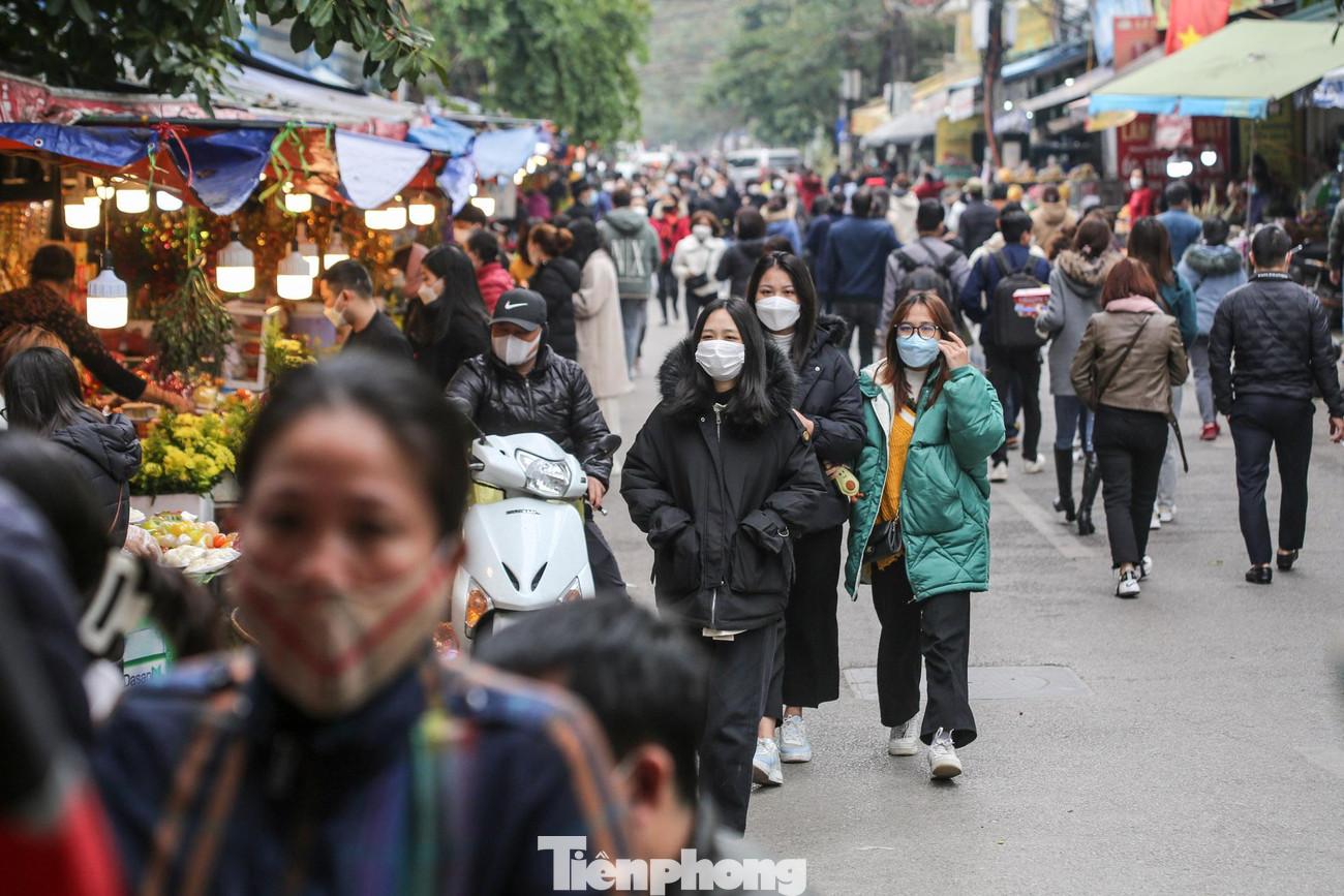 Ghi nhận trong ngày rằm tháng Giêng, rất đông người dân, du khách thập phương tìm đến phủ Tây Hồ (quận Tây Hồ, Hà Nội) để cầu tài lộc, bình an... sau khi phủ Tây Hồ mở cửa trở lại từ vài ngày trước.
