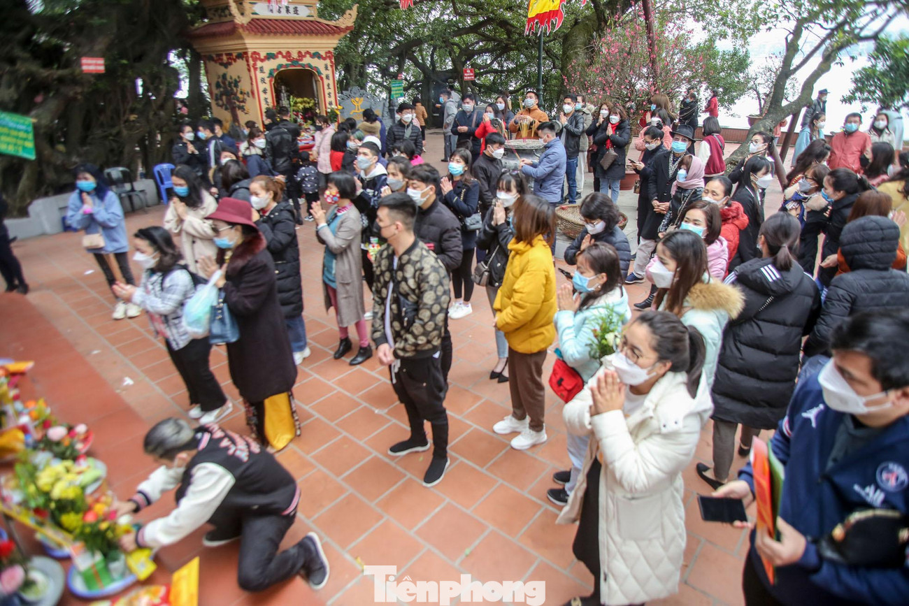 Khá đông người vẫn đứng ở sân hành lễ mặc dù đã đóng cửa.