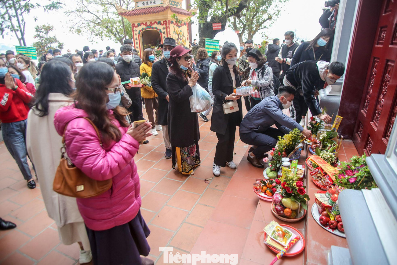 Tuy cửa phủ đóng nhưng du khách vẫn đặt lễ, chiêm bái ngay ngoài cửa điện.