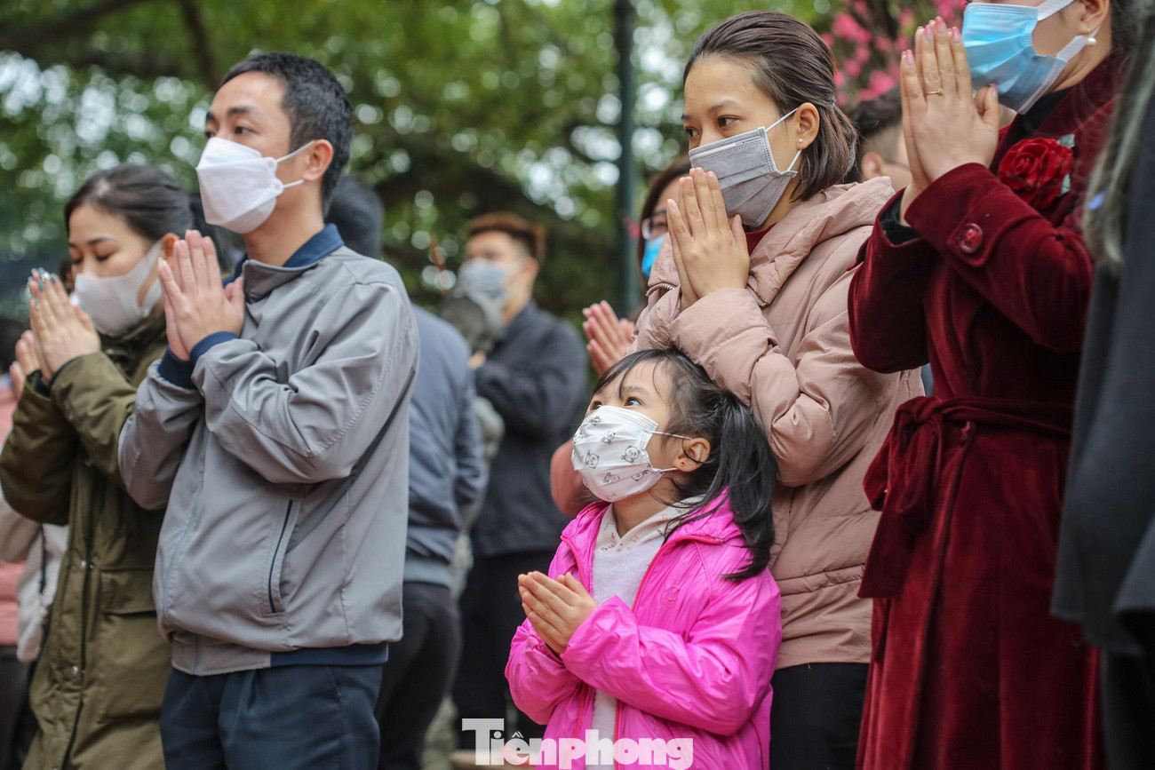 Bên ngoài phủ rất đông người đứng chiêm bái.