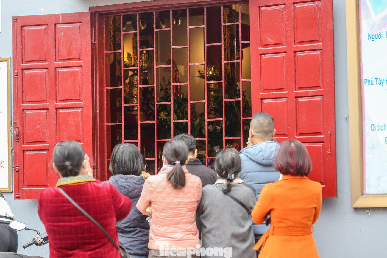 Một số người vái vọng ở khu vực cửa sổ.