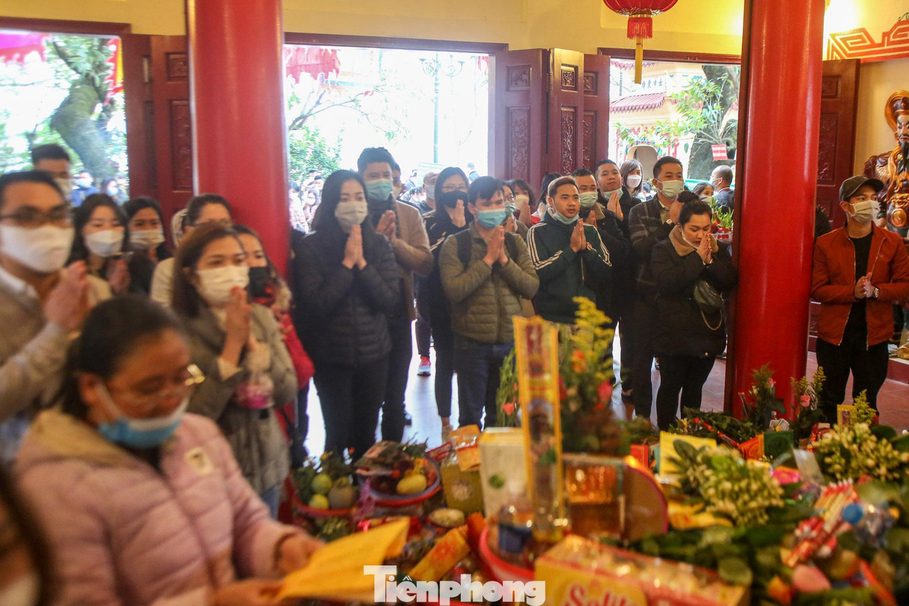 Thậm chí nhiều người bỏ khẩu trang khi hành lễ, đứng sát nhau.