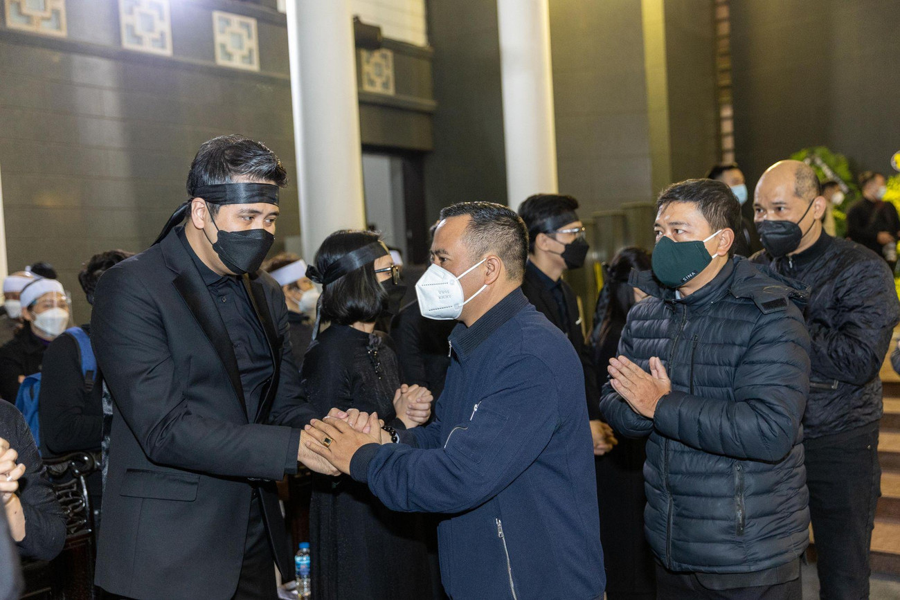 Nghệ sĩ Bùi Công Duy, con rể nhạc sĩ Phú Quang nhận lời chia buồn của nhiều cơ quan, đoàn thể và nghệ sĩ. Nghệ sĩ Bùi Công Duy, con rể nhạc sĩ Phú Quang nhận lời chia buồn của nhiều cơ quan, đoàn thể và nghệ sĩ.