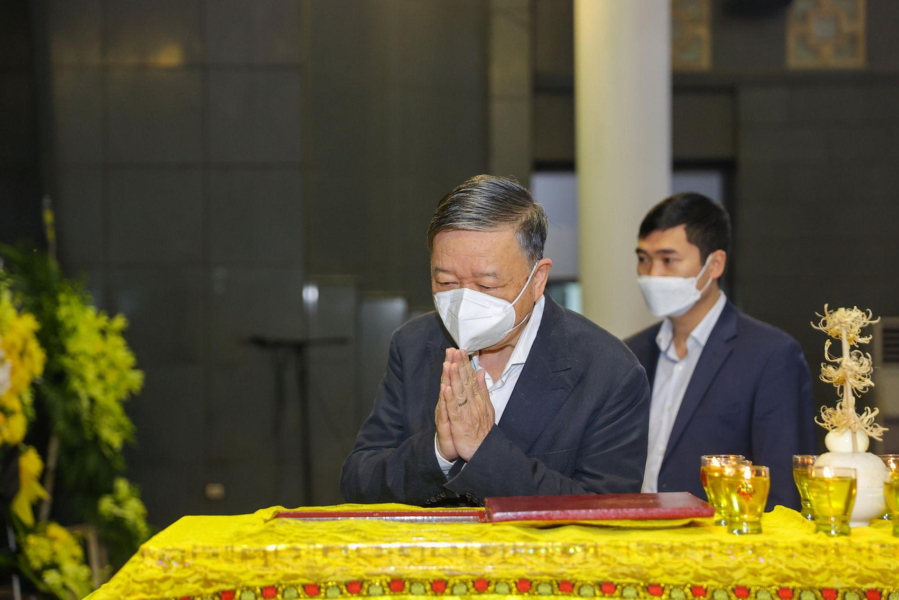 Đại tướng Tô Lâm, Ủy viên Bộ Chính trị, Bộ trưởng Bộ Công an viếng nhạc sĩ Phú Quang. Đại tướng Tô Lâm, Ủy viên Bộ Chính trị, Bộ trưởng Bộ Công an viếng nhạc sĩ Phú Quang.