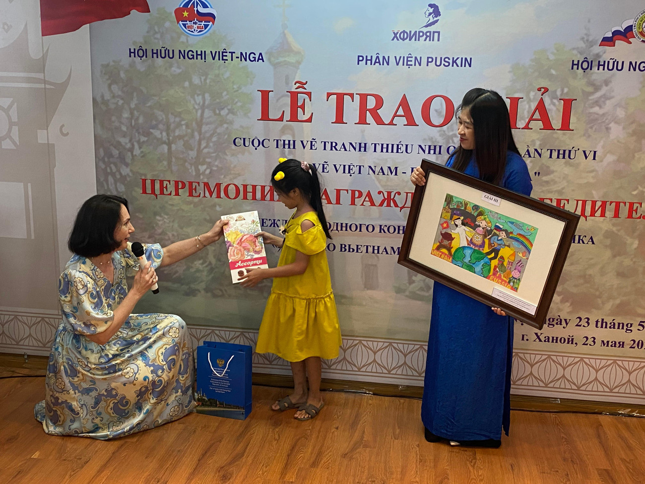 Bà Elena Bezdetko, Phu nhân Đại sứ Nga tại Việt Nam, trao thêm phần thưởng là một loại kẹo của Nga cho tác giả của bức tranh được bà lựa chọn. (Ảnh: Thu Loan) Bà Elena Bezdetko, Phu nhân Đại sứ Nga tại Việt Nam, trao thêm phần thưởng là một loại kẹo của Nga cho tác giả của bức tranh được bà lựa chọn. (Ảnh: Thu Loan)