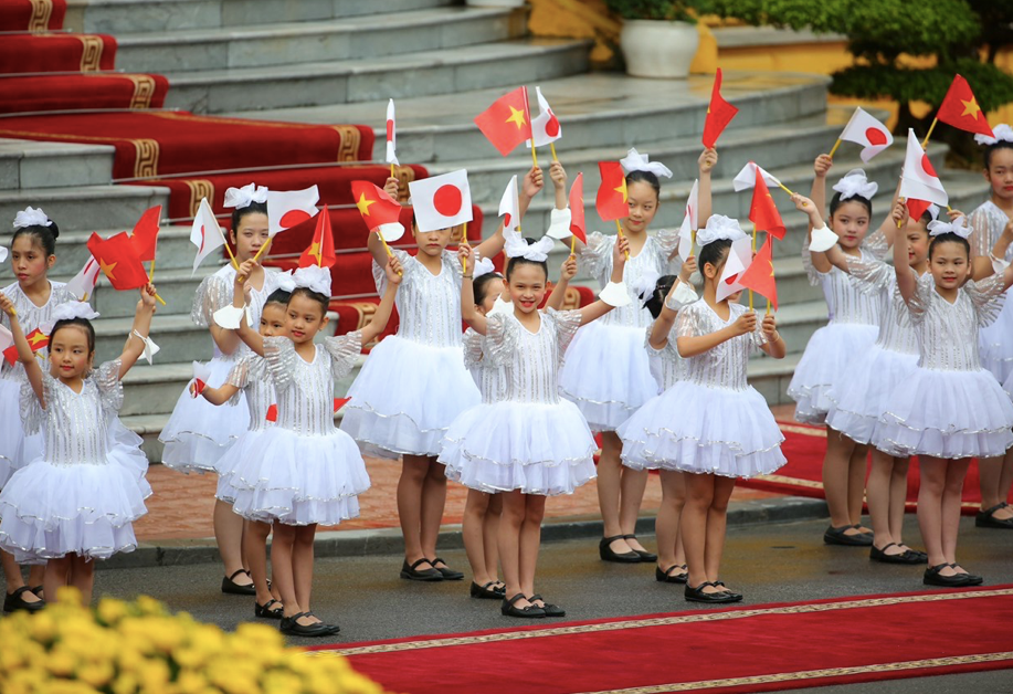 Các em thiếu nhi Hà Nội chào đón Thủ tướng Nhật Bản. (Ảnh: Trọng Tài) Các em thiếu nhi Hà Nội chào đón Thủ tướng Nhật Bản. (Ảnh: Trọng Tài)