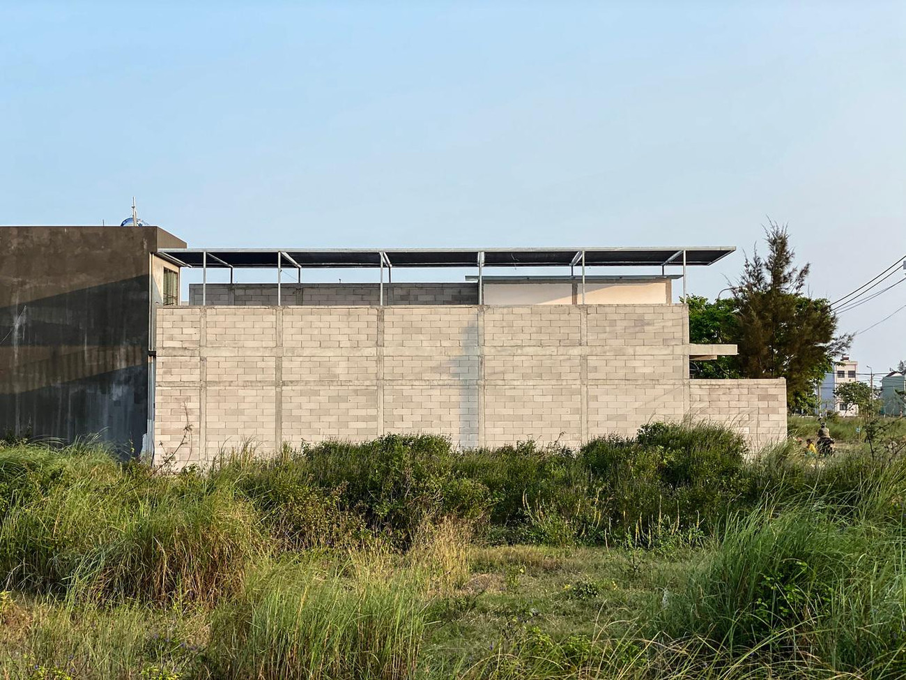 Đây là một ngôi nhà mái bằng một tầng ở khu vực mới phát triển tại rìa phía Nam của TP Đà Nẵng. Đây là một ngôi nhà mái bằng một tầng ở khu vực mới phát triển tại rìa phía Nam của TP Đà Nẵng.