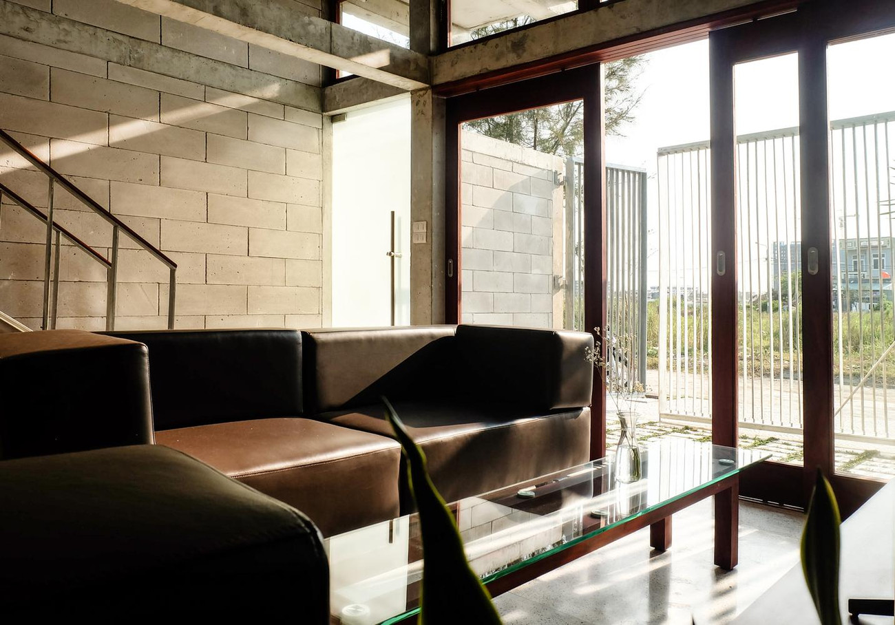 Không gian phòng khách đơn giản mà tinh tế, tràn ngập ánh sáng nhờ sử dụng cửa kính trong. Không gian phòng khách đơn giản mà tinh tế, tràn ngập ánh sáng nhờ sử dụng cửa kính trong.