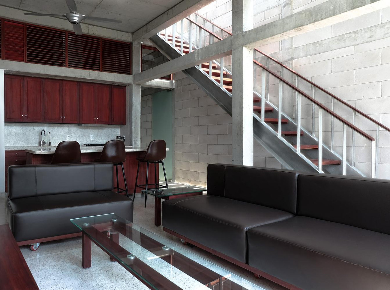 Các đường điện và hệ thống ống nước được giấu bên dưới hoặc bên trong các tấm sàn và trong các bức tường hốc xây. Các đường điện và hệ thống ống nước được giấu bên dưới hoặc bên trong các tấm sàn và trong các bức tường hốc xây.