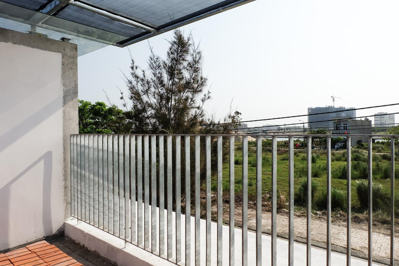 Để ứng phó với khí hậu đặc trưng của Đà Nẵng là nóng và ẩm, KTS sử dụng phương pháp riêng để che nắng cho các khe hở và đường bao xây của nhà. Đồng thời, KTS thiết kế nhiều khoảng trống giữa các không gian để các luồng gió làm mát có thể thổi theo chiều ngang xung quanh và qua lõi trung tâm của ngôi nhà, cũng như gió có thể thổi theo chiều dọc từ cầu thang lên mái nhà. Để ứng phó với khí hậu đặc trưng của Đà Nẵng là nóng và ẩm, KTS sử dụng phương pháp riêng để che nắng cho các khe hở và đường bao xây của nhà. Đồng thời, KTS thiết kế nhiều khoảng trống giữa các không gian để các luồng gió làm mát có thể thổi theo chiều ngang xung quanh và qua lõi trung tâm của ngôi nhà, cũng như gió có thể thổi theo chiều dọc từ cầu thang lên mái nhà.