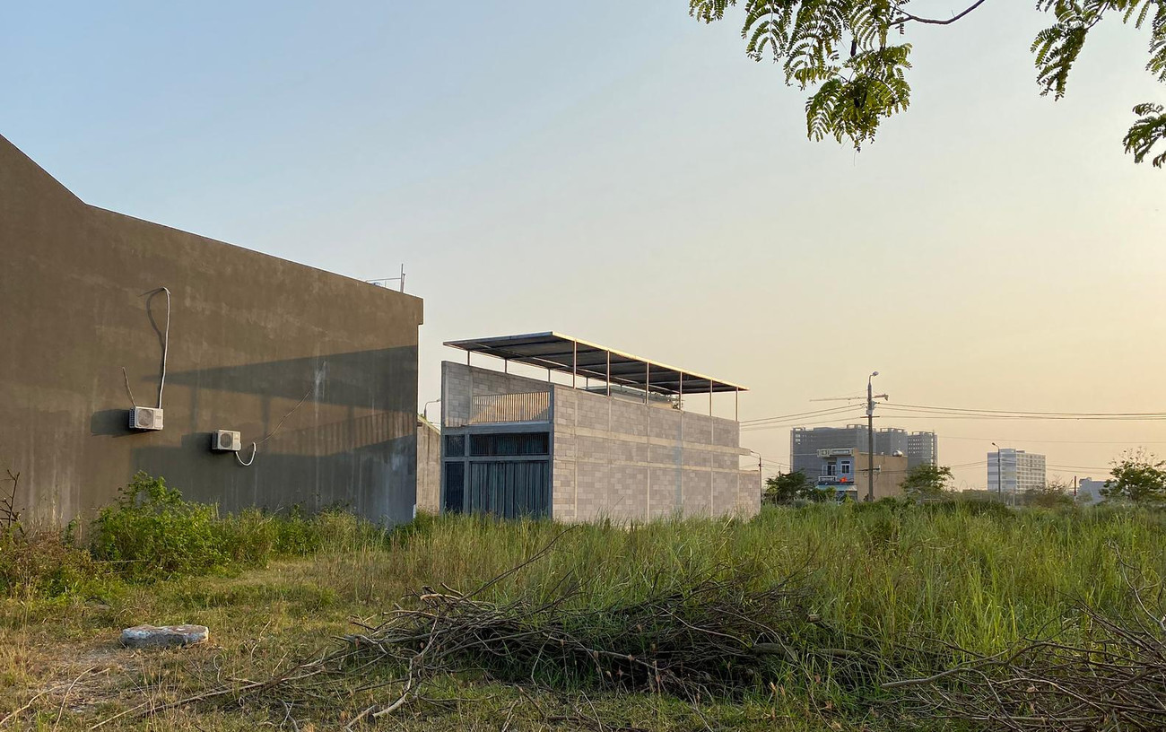 Ngôi nhà được xây dựng trên một lô đất có diện tích 5m x 20m, trong đó diện tích nội thất là 70 m2 (753 SF), 53 m2 (570 SF) sân thượng và 18 m2 (195 SF) sân trong. Ngôi nhà được xây dựng trên một lô đất có diện tích 5m x 20m, trong đó diện tích nội thất là 70 m2 (753 SF), 53 m2 (570 SF) sân thượng và 18 m2 (195 SF) sân trong.