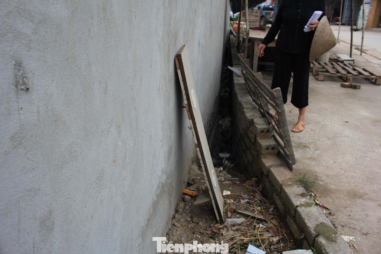 Phản ánh tới Báo Tiền Phong, người dân thôn Chiền cho biết, trong kế hoạch đền bù, giải phóng mặt bằng, phía chủ đầu tư không hề nhắc đến việc lấp kênh T19 và xây đè tường của dự án NƠXH lên, trong khi kênh T19 là tài sản của người dân.