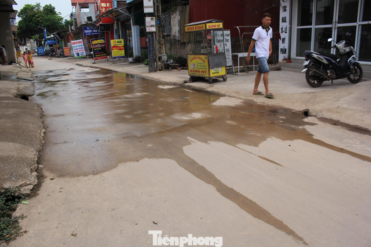 Ông Thân Văn Huy (62 tuổi, trưởng thôn Chiền) cho biết: “Khi phần cuối của kênh bị lấp, chúng tôi đã có nhiều văn bản kiến nghị gửi đến UBND xã Nội Hoàng để giải quyết về vấn đề này. Tuy nhiên, đến nay chúng tôi vẫn chưa nhận được phản hồi nào từ phía UBND xã hay chủ đầu tư. Điều này khiến người dân trong thôn vô cùng bức xúc”.