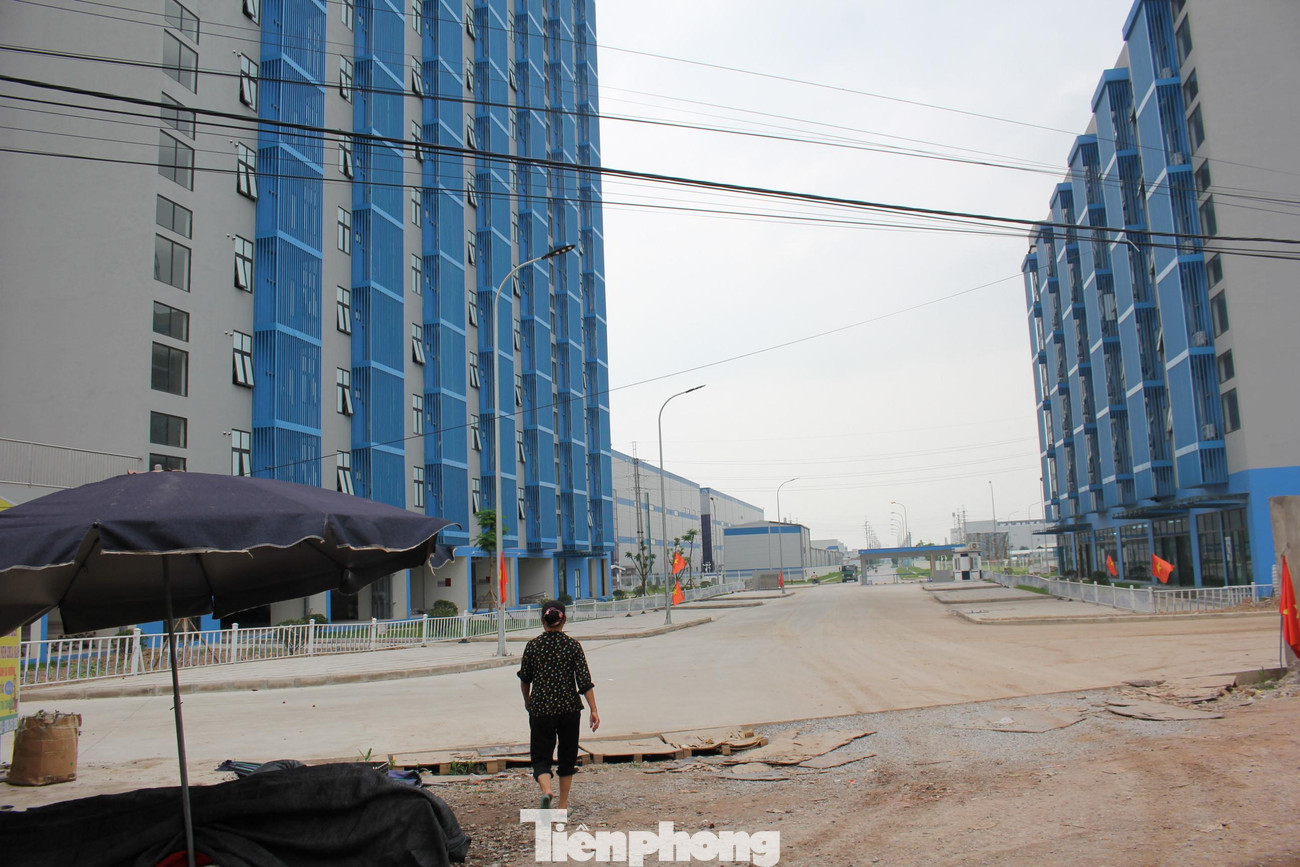 “Kênh T19 là tài sản của nhân dân thôn Chiền, nhưng chủ đầu tư không hề xin ý kiến chúng tôi kể từ khi lấp kênh đến nay. Bây giờ mùa mưa đến, nước thải, nước sông không có lối thoát, ngập úng hết nhà cửa và có khi cả hoa màu, nhưng chủ đầu tư chỉ thông qua văn bản nói đến tháng 8 mới xây dựng xong, điều này chúng tôi không đồng ý. Chúng tôi yêu cầu chủ đầu tư phải khôi phục lại kênh T19 ngay để người dân ổn định cuộc sống”, ông Thân Văn Hoàng (75 tuổi) đại diện người dân thôn Chiền bức xúc nói.