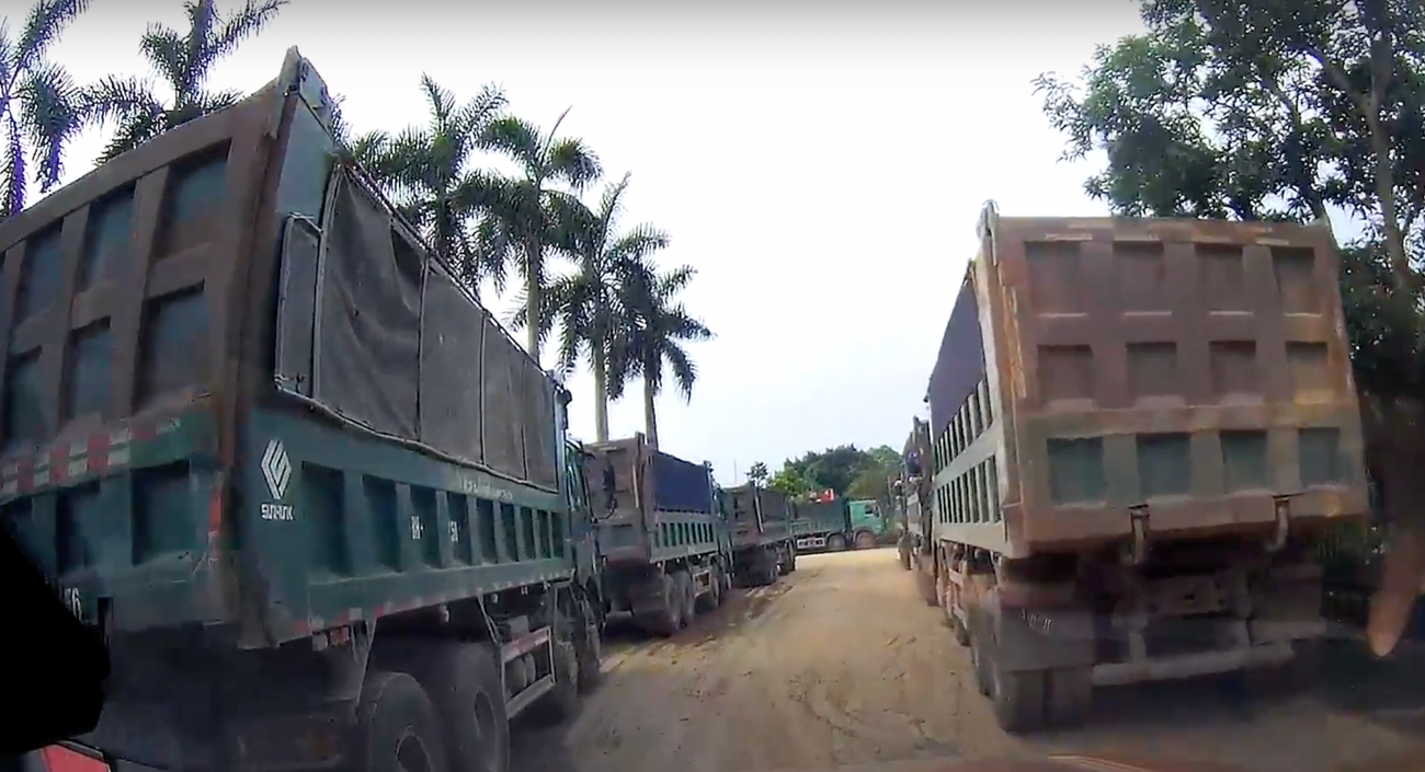 Dàn xe Hồ vồ cơi nới thùng tập kết gần khu vực núi Đinh