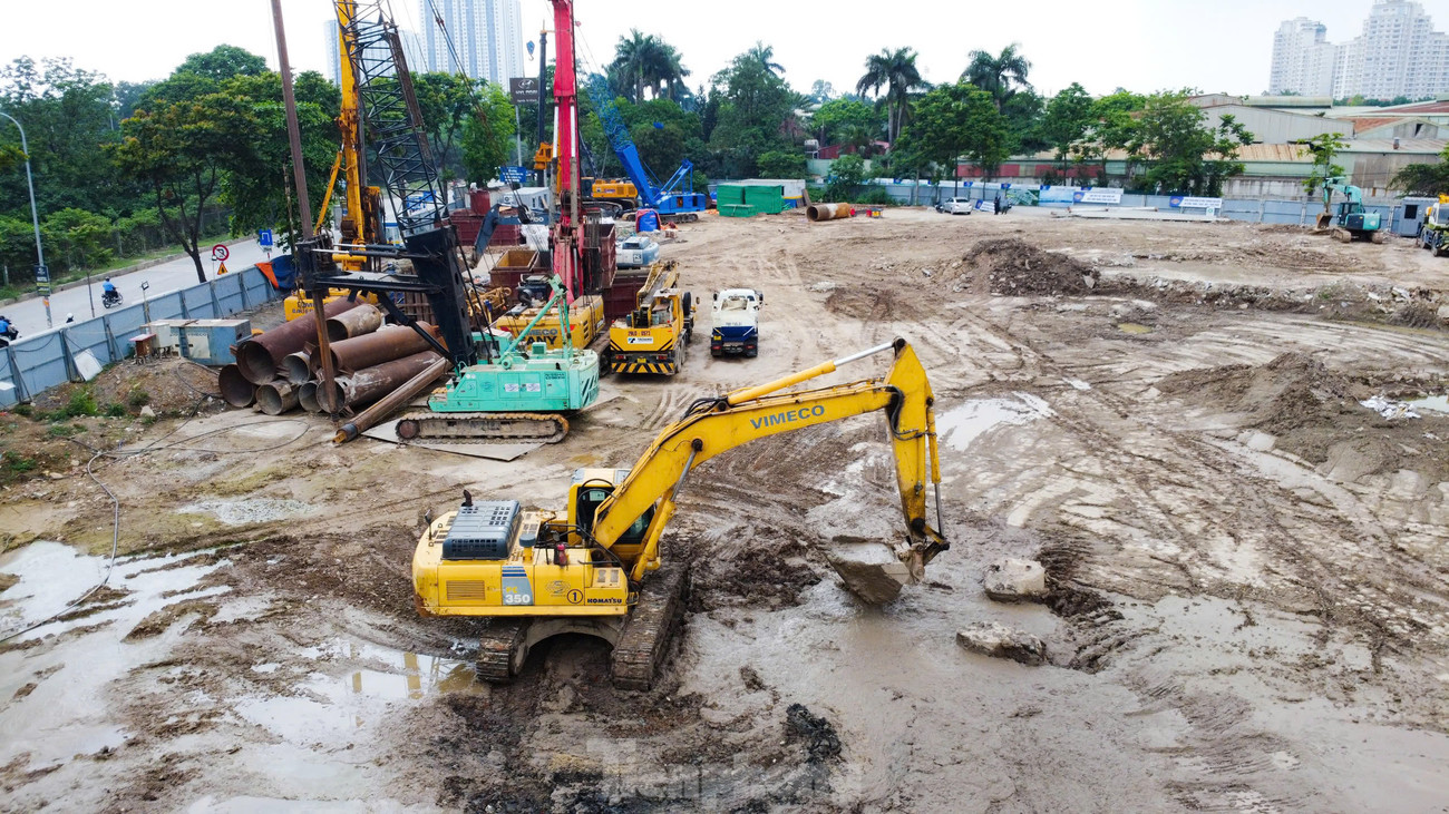 Thời điểm hiện nhiều thiết bị cơ giới hiện đại như máy khoan cọc nhồi, máy xúc, xe trộn bê tông… đã được tập kết để thi công.