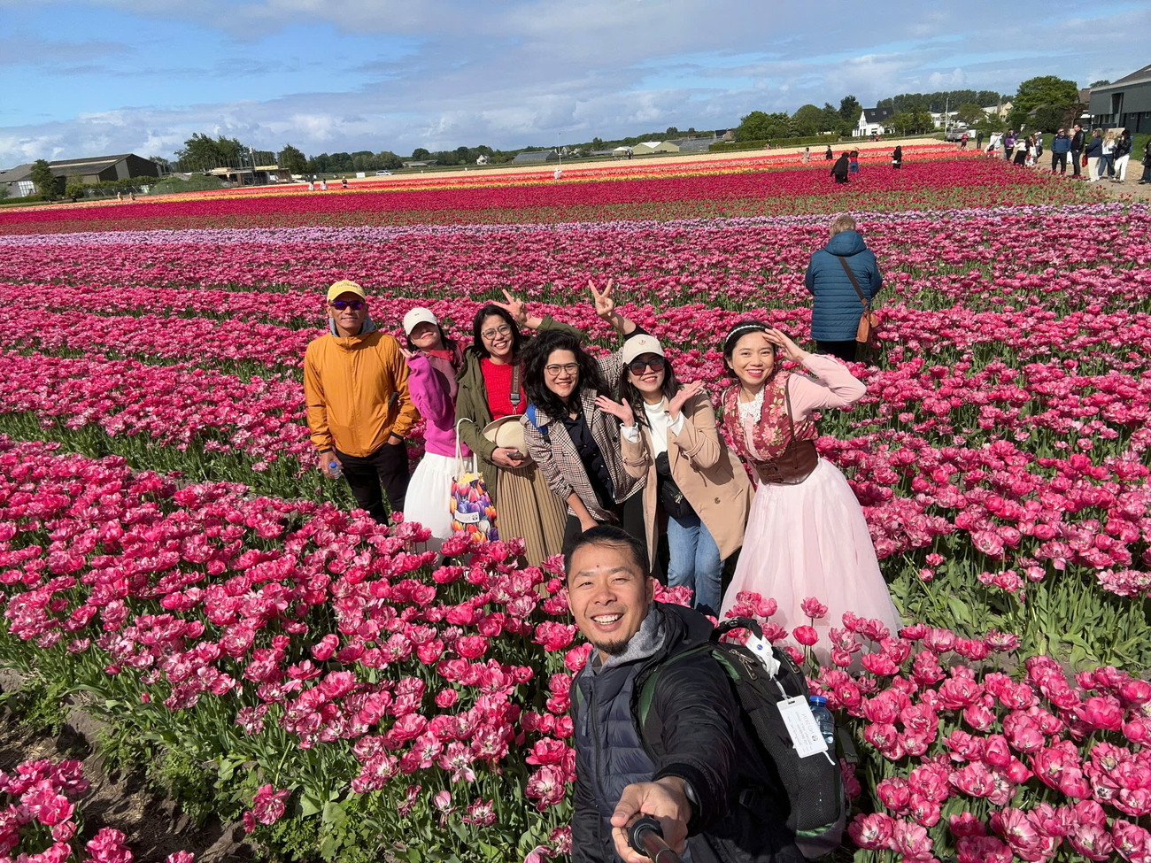 Anh Quốc Bảo (28 tuổi, TPHCM), người vừa có chuyến đi kết hợp Keukenhof và Tulip Experience, cho biết: &quot;Keukenhof thì hoành tráng như một công viên nghệ thuật sắp đặt từ hoa. Còn Tulip Experience lại mang đến trải nghiệm gần gũi hơn. Tìm hiểu về lịch sử và cách trồng, chăm sóc hoa tulip cũng rất hay. Nếu có thời gian, mình khuyên mọi người nên đi cả hai nơi để có cái nhìn trọn vẹn.&quot;