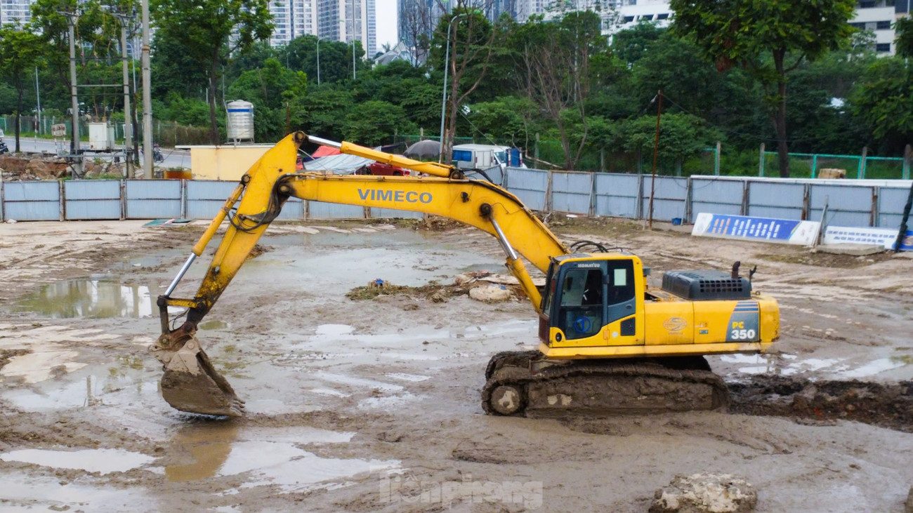 Thời điểm hiện nhiều thiết bị cơ giới hiện đại như máy khoan cọc nhồi, máy xúc, xe trộn bê tông… đã được tập kết để thi công.