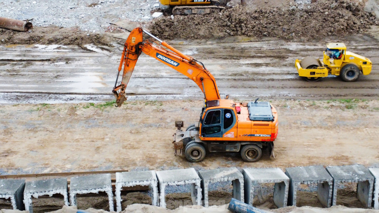 Đoạn đi dưới Đại lộ Thăng Long thiết kế hầm kín dài 150 m, phía đường Hoàng Tùng thiết kế hầm hở dài 157,5 m, tường chắn dài 220 m, phía Quốc lộ 32 thiết kế hầm hở dài 157,5 m, tường chắn dài 200 m.