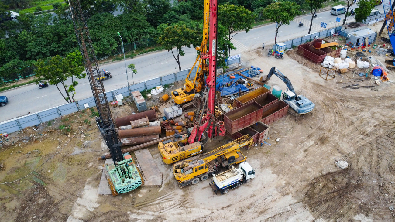 Thời điểm hiện nhiều thiết bị cơ giới hiện đại như máy khoan cọc nhồi, máy xúc, xe trộn bê tông… đã được tập kết để thi công.