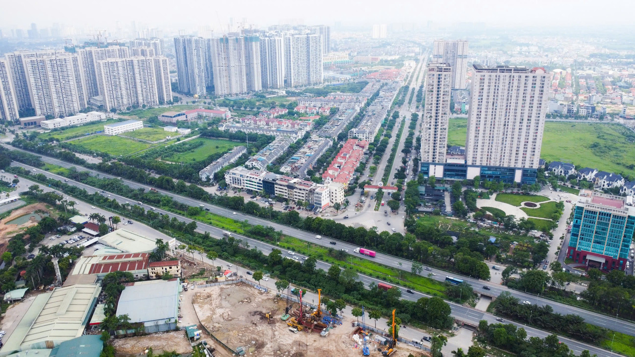 Một trong những nguyên nhân khiến tuyến đường chậm tiến độ là do vướng mắc khâu giải phóng mặt bằng. Trong phạm vi thực hiện dự án tuyến đường Vành đai 3,5 (từ Đại lộ Thăng Long đến QL32), có khoảng 6.000m2 của Di chỉ Vườn Chuối (xã Kim Chung, huyện Hoài Đức). Hiện tại, công tác khai quật và di dời di chỉ khảo cổ Vườn Chuối đã được hoàn tất.