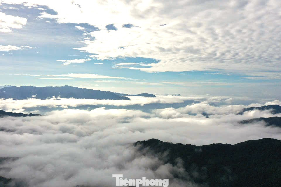 Vượt qua quãng đường bê tông đi xuyên giữa những ngọn núi cao trùng điệp, cách trung tâm huyện hơn 30km, Khu bảo tồn loài và sinh cảnh Mù Cang Chải ẩn hiện dưới những lớp sương mù dầy đặc, một vẻ đẹp vừa huyền ảo, kỳ bí nhưng cũng gây đầy sự tò mò với những ai khi đến nơi này.