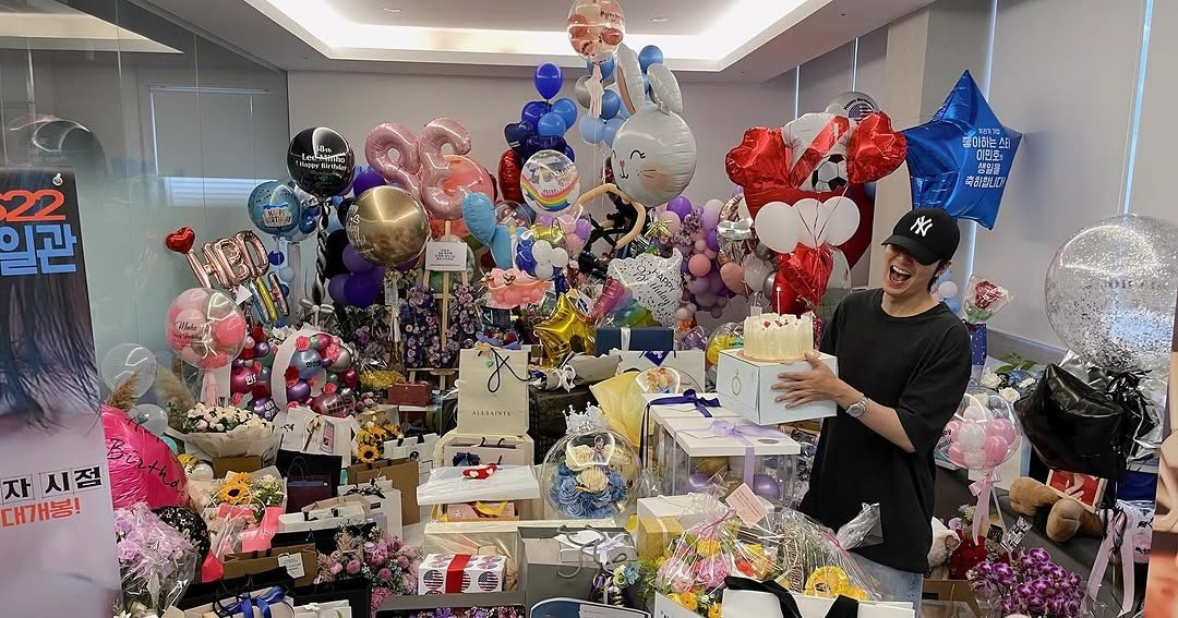 Nhiều khán giả khó chịu vì Lee Min Ho khoe căn phòng đầy quà, bao gồm những món hàng hiệu xa xỉ. Ảnh: IG.