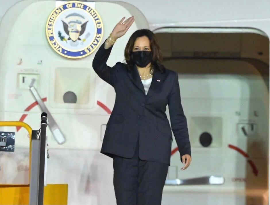 Khoảng 22h tối 24/8, chuyên cơ chở Phó Tổng thống Mỹ Kamala Harris đáp xuống sân bay Nội Bài. Bà Harris thăm Việt Nam từ ngày 24-26/8, theo lời mời của Phó Chủ tịch nước Võ Thị Ánh Xuân Khoảng 22h tối 24/8, chuyên cơ chở Phó Tổng thống Mỹ Kamala Harris đáp xuống sân bay Nội Bài. Bà Harris thăm Việt Nam từ ngày 24-26/8, theo lời mời của Phó Chủ tịch nước Võ Thị Ánh Xuân