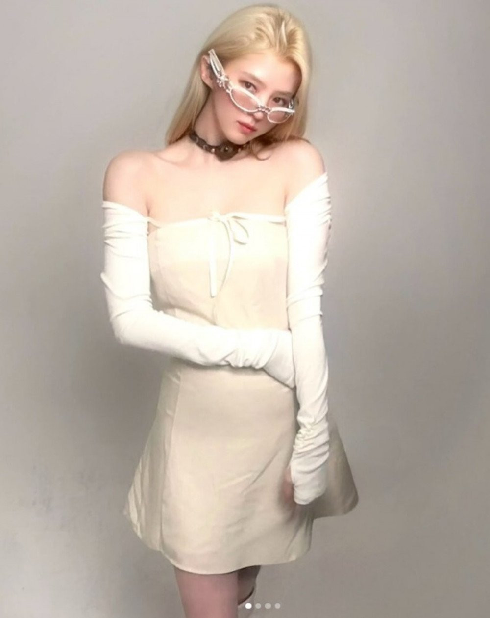 Han So Hee (1993) ra mắt diễn xuất trong bộ phim truyền hình năm Into the New World (2017). Kể từ đó, cô đã củng cố sự hiện diện của mình trong ngành giải trí thông qua những vai diễn đáng chú ý trong các bộ phim truyền hình như Money Flower, 100 Days My Prince và The World of the Married. Han So Hee hiện đang chuẩn bị cho dự án tiếp theo của mình, có tựa đề tạm thời là Project Y đóng cùng nữ diễn viên Jeon Jong Seo.