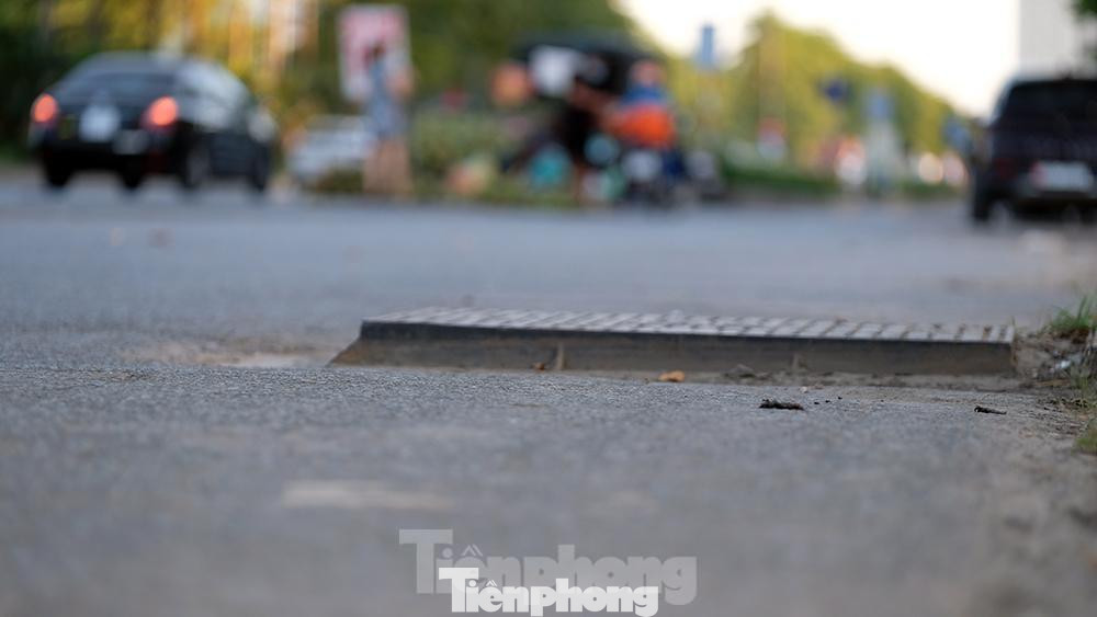 Nắp cống cao hơn mặt đường đến cả nửa gang tay luôn tiềm ẩn mất an toàn giao thông. Nắp cống cao hơn mặt đường đến cả nửa gang tay luôn tiềm ẩn mất an toàn giao thông.