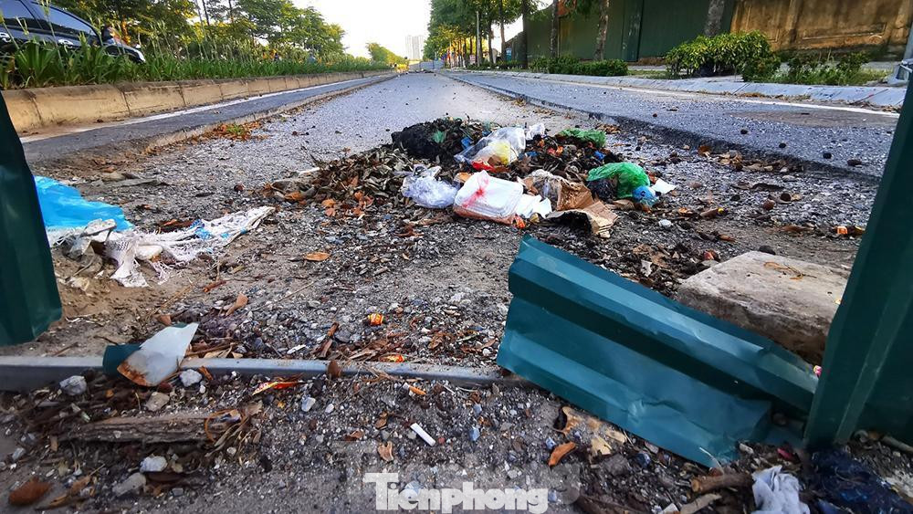 Đường mới thông, nay vẫn cắt xẻ, đào bới khiến dự án như chiếc áo vá. Đường mới thông, nay vẫn cắt xẻ, đào bới khiến dự án như chiếc áo vá.