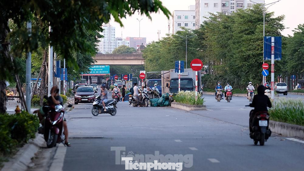 Dù mới được thông xe vào tháng 2/2020, nhưng sau vài tháng đưa vào sử dụng, tuyến đường này trở nên lộn xộn, nhiều hạng mục vẫn chưa hoàn thành, hố ga mất nắp, vỉa hè thành nơi tập kết của rác thải... Dù mới được thông xe vào tháng 2/2020, nhưng sau vài tháng đưa vào sử dụng, tuyến đường này trở nên lộn xộn, nhiều hạng mục vẫn chưa hoàn thành, hố ga mất nắp, vỉa hè thành nơi tập kết của rác thải...