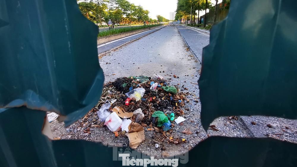 Làn xe gắn máy và xe thô sơ bị quây tôn để thi công, nhiều điểm trở thành nơi tập kết rác thải sinh hoạt bốc mùi hôi thối. Làn xe gắn máy và xe thô sơ bị quây tôn để thi công, nhiều điểm trở thành nơi tập kết rác thải sinh hoạt bốc mùi hôi thối.