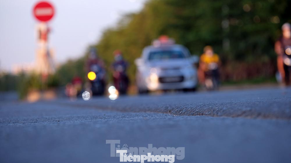 Làn đường ô tô và xe gắn máy lẫn lộn. Làn đường ô tô và xe gắn máy lẫn lộn.