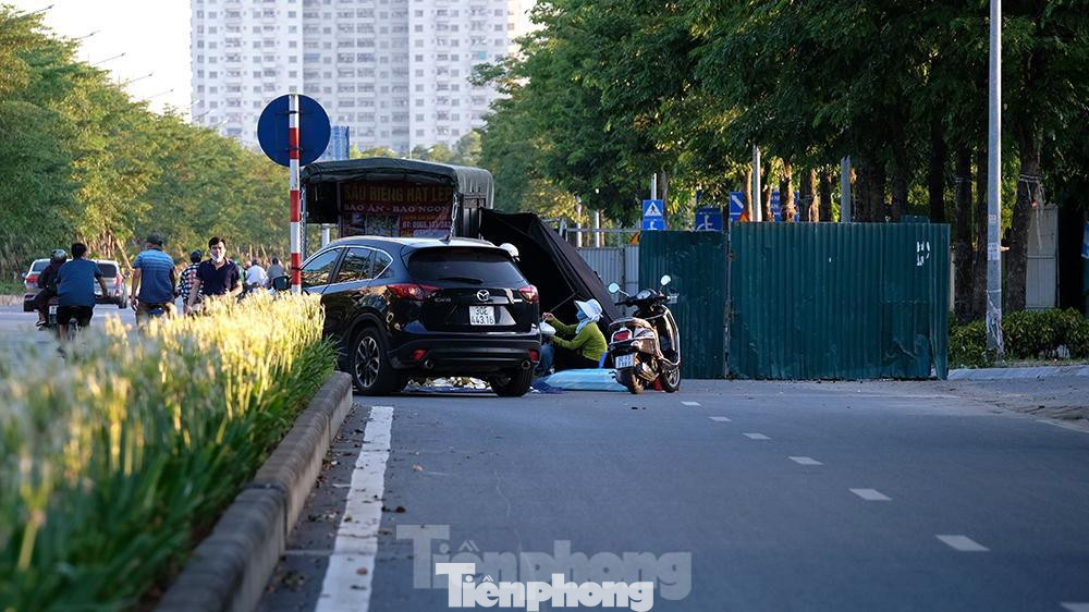 Cả đoạn đường dài khoảng 2,5km, được thiết kế với 10 làn xe, trong đó có 6 làn xe ô tô, 4 làn xe gắn máy và xe thô sơ, nay là nơi tập trung hàng rong và những xe bán hoa quả lưu động. Cả đoạn đường dài khoảng 2,5km, được thiết kế với 10 làn xe, trong đó có 6 làn xe ô tô, 4 làn xe gắn máy và xe thô sơ, nay là nơi tập trung hàng rong và những xe bán hoa quả lưu động.