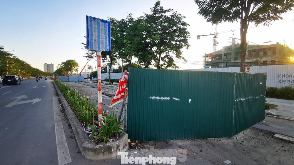 Biển báo phân làn xe bị dán kín bằng những miếng bạt. Biển báo phân làn xe bị dán kín bằng những miếng bạt.