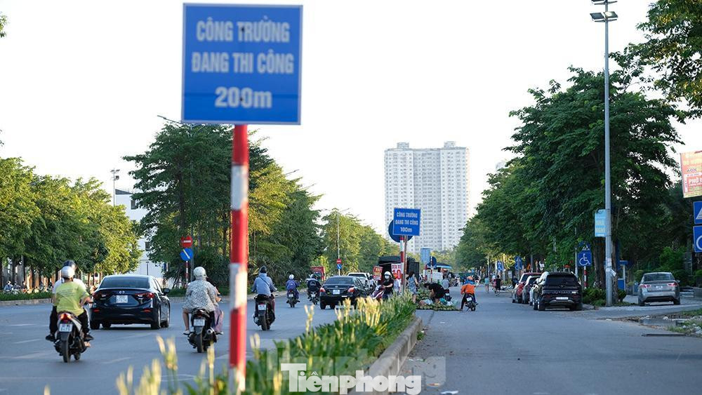 Dù thông xe đã lâu, nhưng biển cắm "Công trường đang thi công" vẫn dày đặc dọc tuyến đường. Dù thông xe đã lâu, nhưng biển cắm "Công trường đang thi công" vẫn dày đặc dọc tuyến đường.