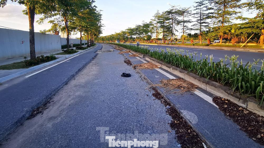 Làn xe máy, xe thô sơ bị quây tôn thi công nên xe máy và cả xe đạp phải đi vào làn xe ô tô. Làn xe máy, xe thô sơ bị quây tôn thi công nên xe máy và cả xe đạp phải đi vào làn xe ô tô.