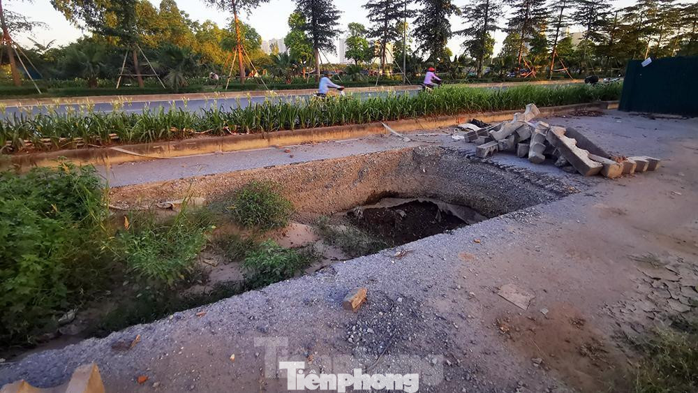 Một làn xe gắn máy, xe thô sơ của đại lộ đang bị đào xới để thi công các công trình đi ngầm của những dự án xung quanh. Một làn xe gắn máy, xe thô sơ của đại lộ đang bị đào xới để thi công các công trình đi ngầm của những dự án xung quanh.