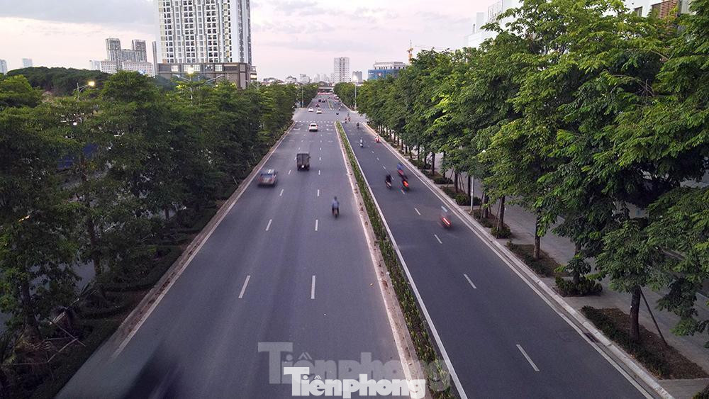 Được thông xe vào tháng 2/2020, nhưng đến nay nhiều hạng mục vẫn chưa hoàn thành, hố ga mất nắp, vỉa hè thành nơi tập kết rác thải... khiến đại lộ Chu Văn An trở nên nhếch nhác. Được thông xe vào tháng 2/2020, nhưng đến nay nhiều hạng mục vẫn chưa hoàn thành, hố ga mất nắp, vỉa hè thành nơi tập kết rác thải... khiến đại lộ Chu Văn An trở nên nhếch nhác.